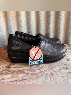 Easy Works by Easy Street Lyndee slip-resistant work clogs